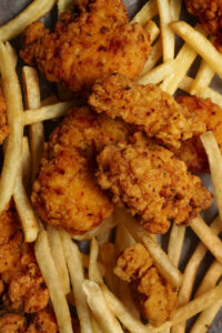 vista-superior-delicioso-pollo-deshuesado-papas-fritas